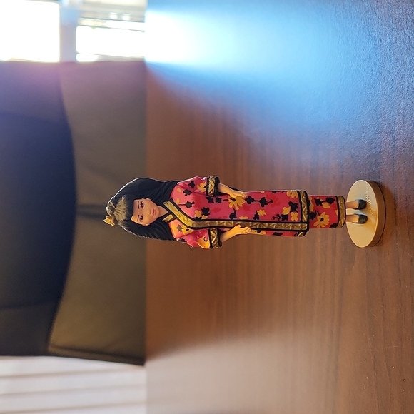 Hallmark Dolls of the World Chinese Barbie ornament 1997, in box. - Picture 4 of 6